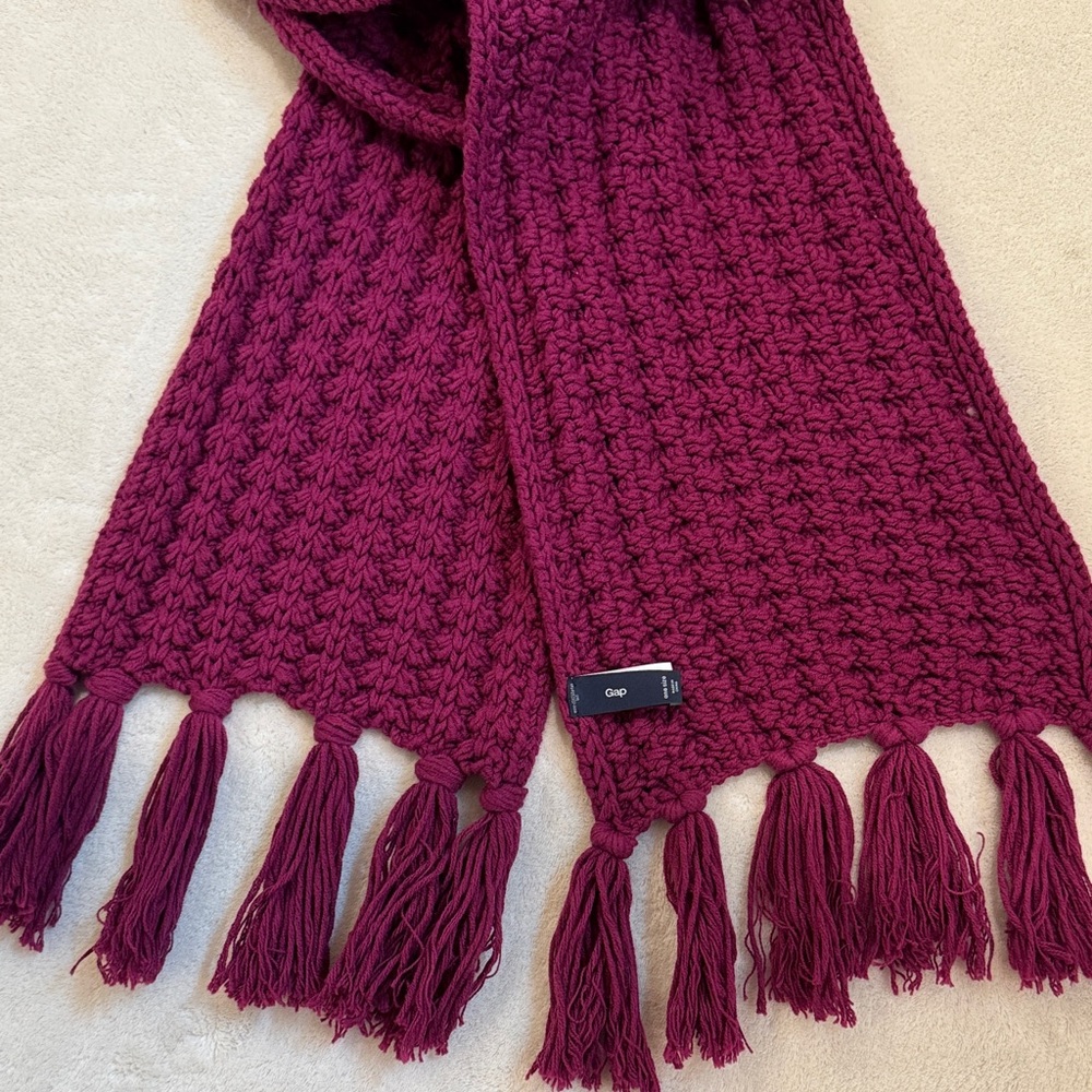 GAP Purple Knit cotton Blend Scarf with Tassels. OS.